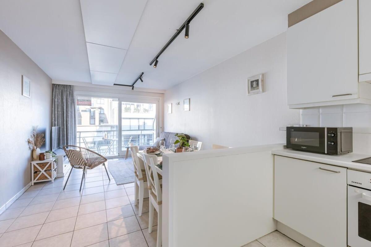 Bright apartment with 2 terraces close to beach