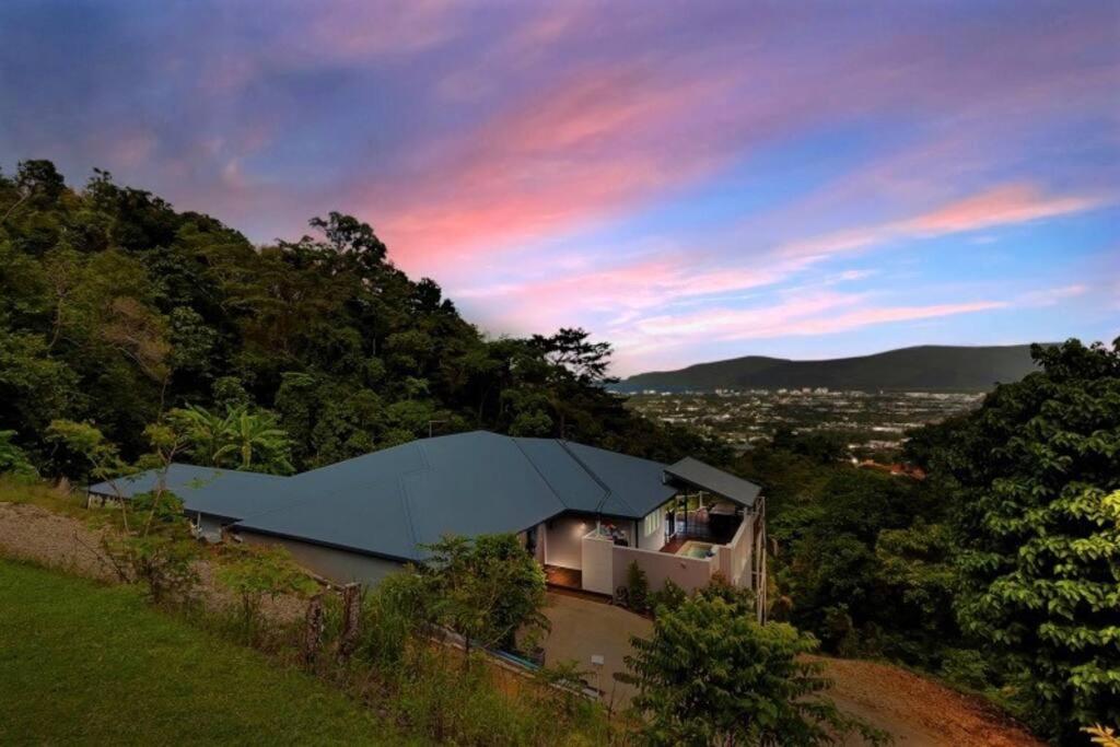 On the very top of Cairns - Luxurious Entertainer