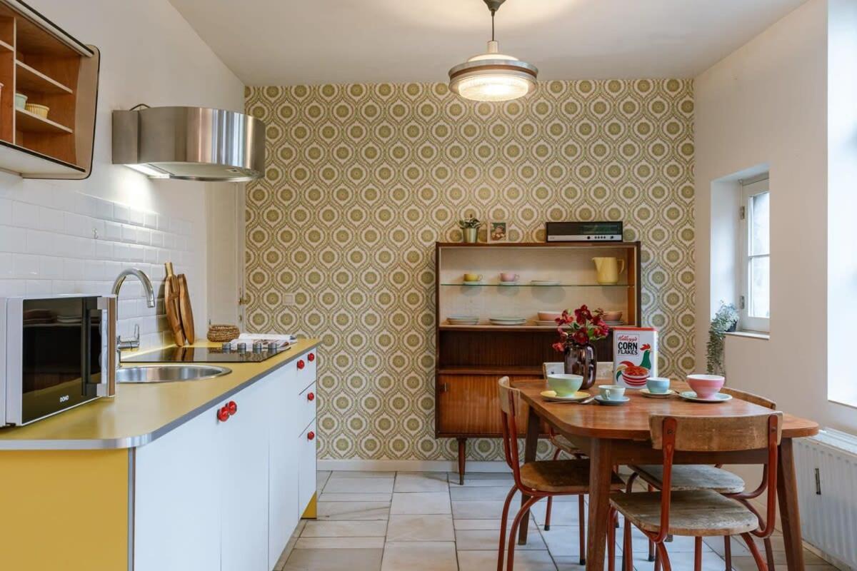 Retro apartment for two with a cozy city garden