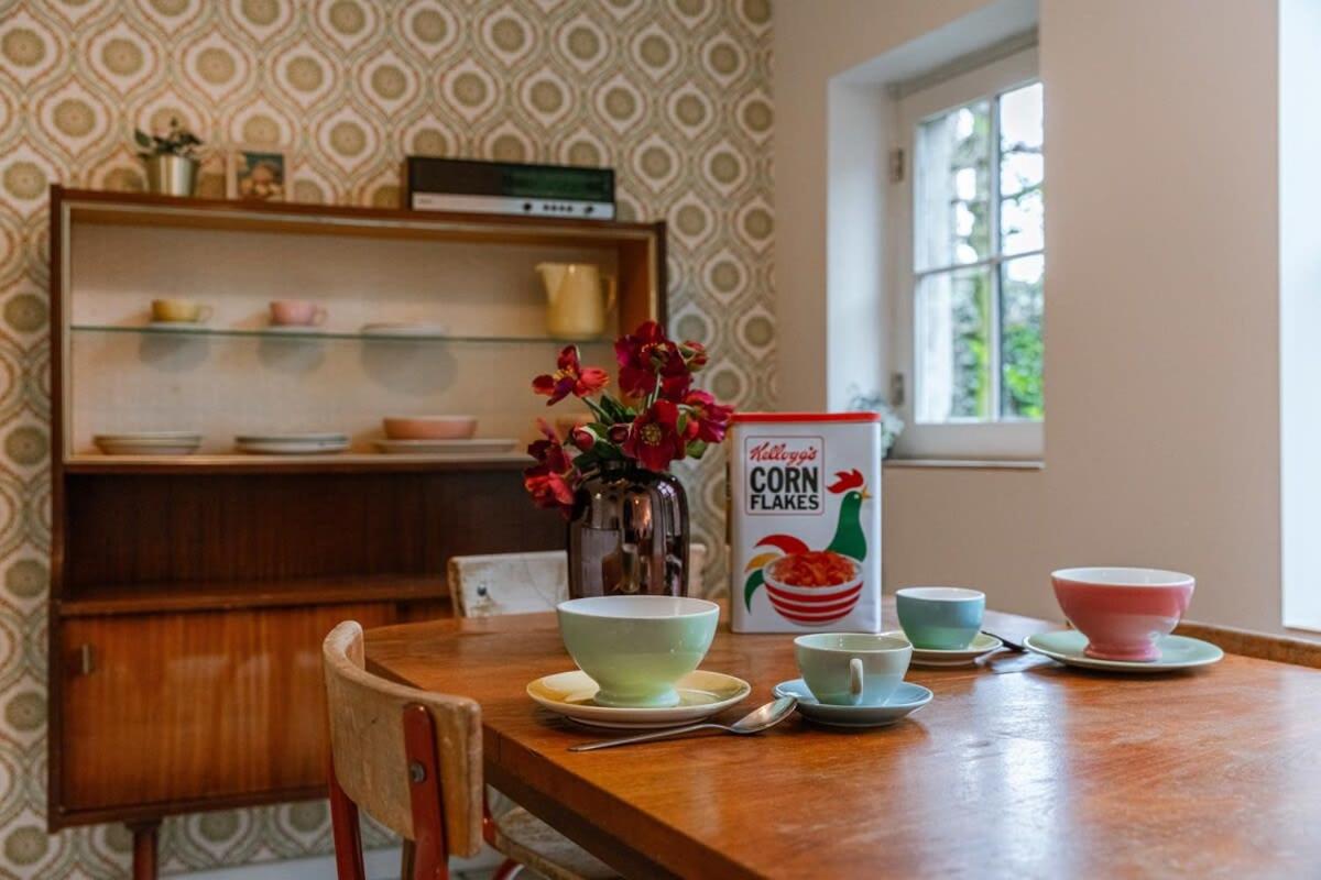 Retro apartment for two with a cozy city garden
