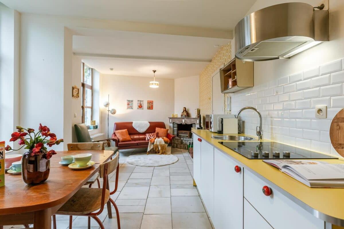 Retro apartment for two with a cozy city garden