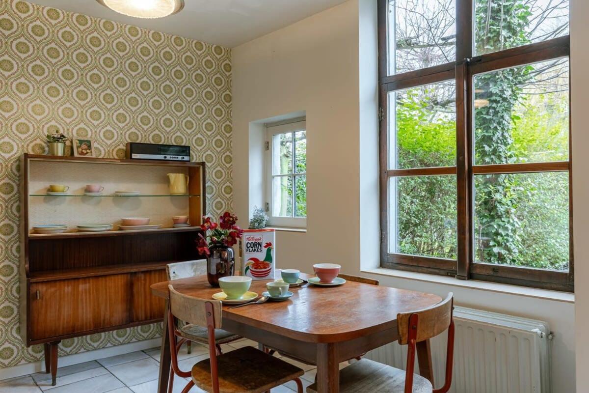 Retro apartment for two with a cozy city garden