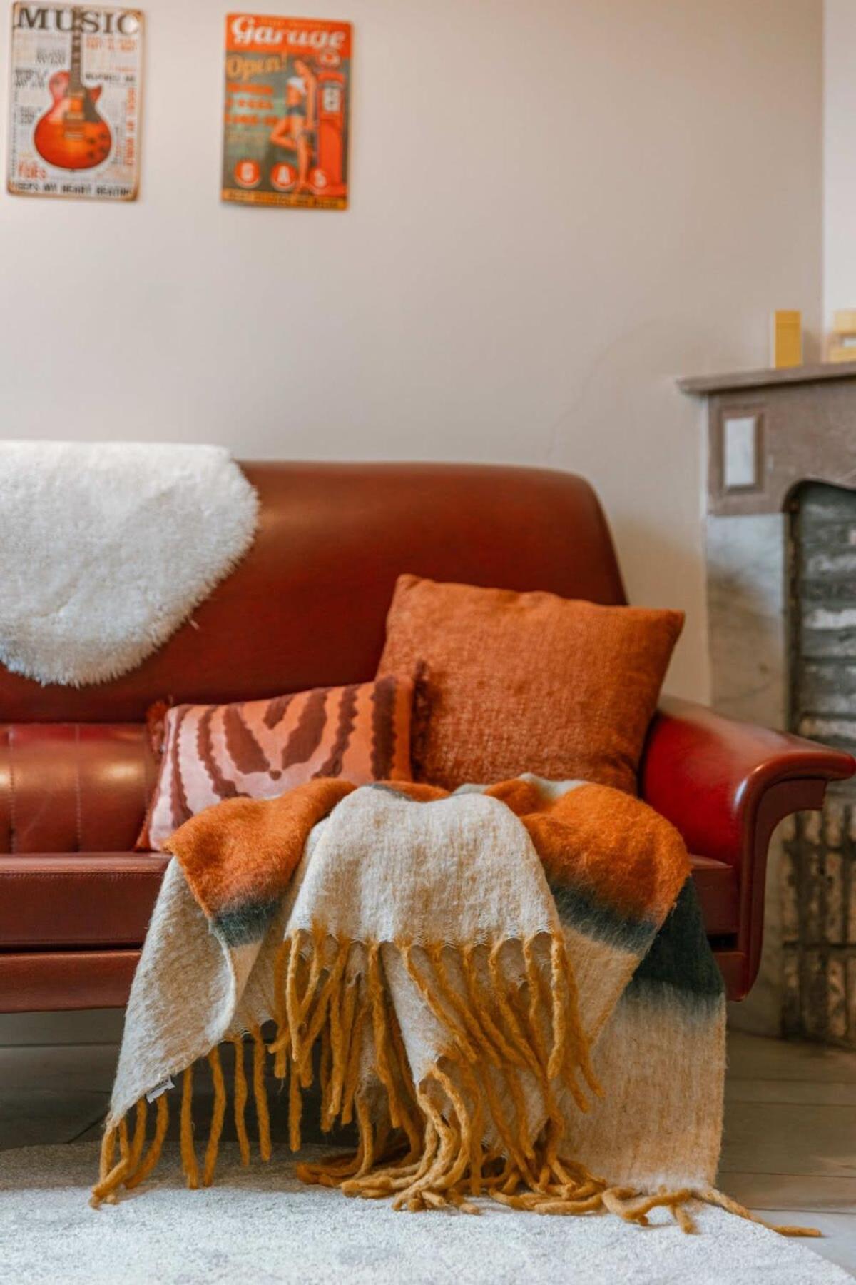 Retro apartment for two with a cozy city garden