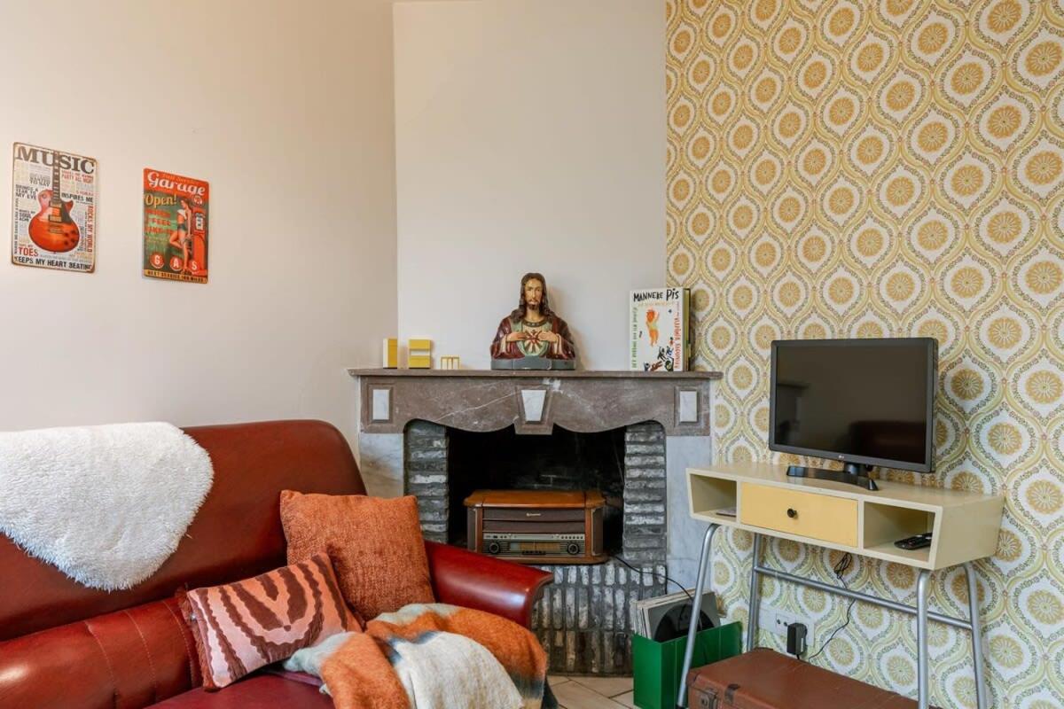 Retro apartment for two with a cozy city garden