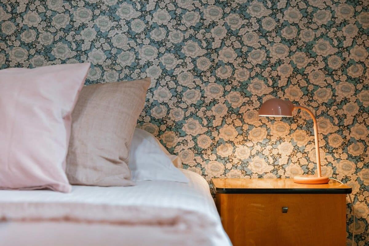 Retro apartment for two with a cozy city garden