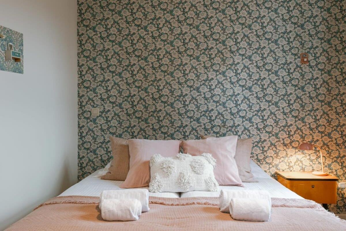 Retro apartment for two with a cozy city garden