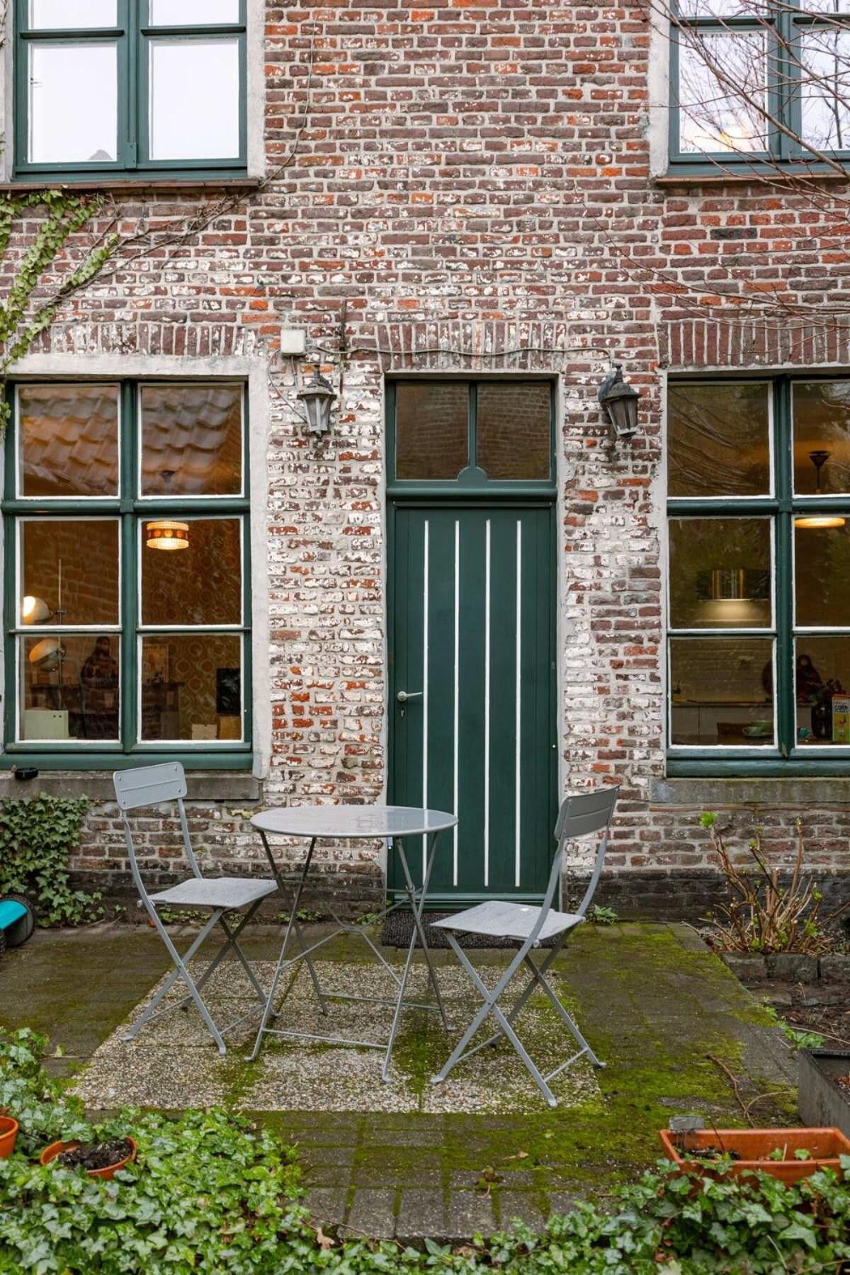 Retro apartment for two with a cozy city garden