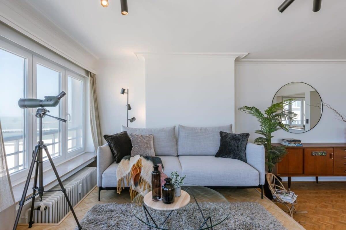 Huswell - Frontal seaview apartment in Ostend