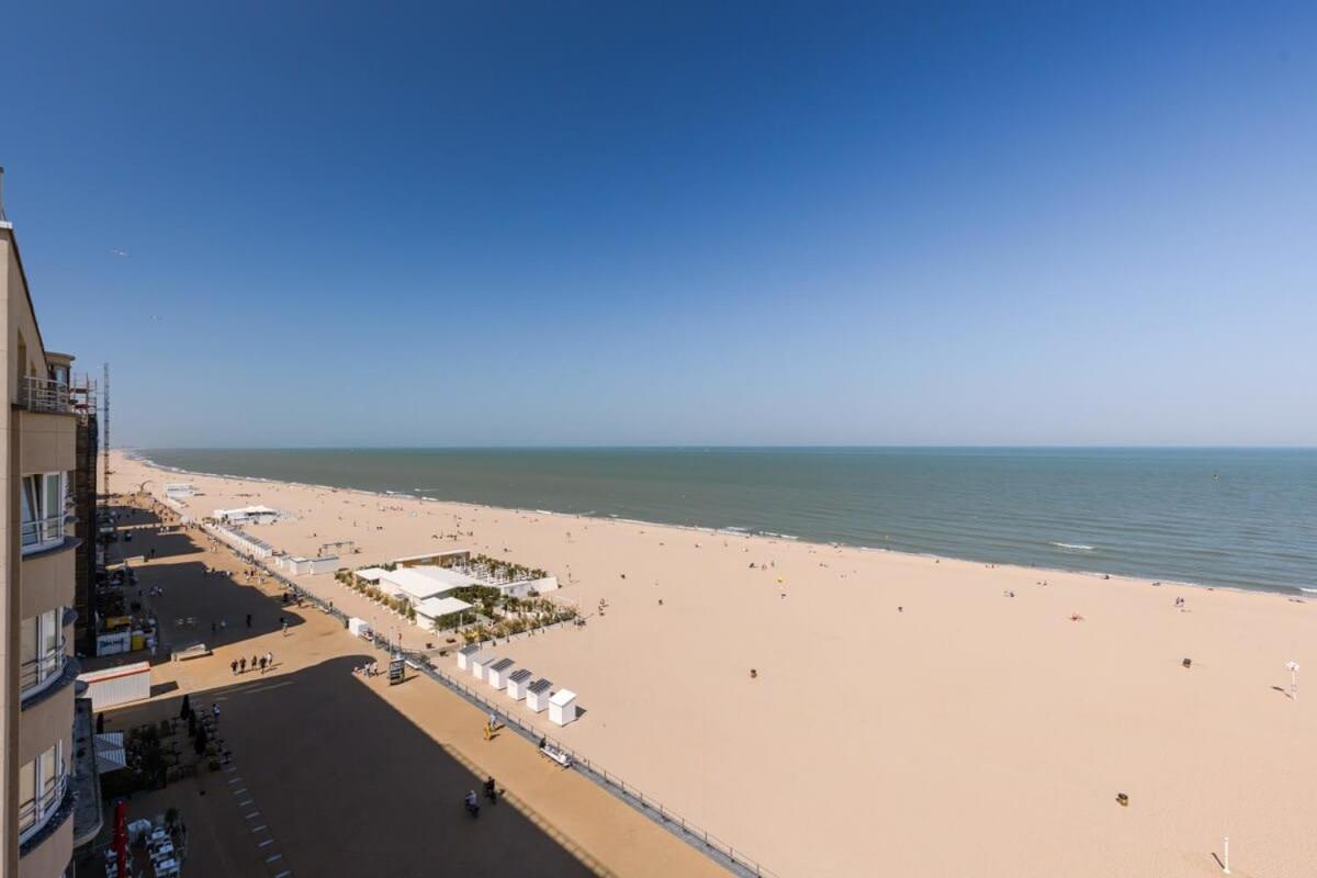 Huswell - Frontal seaview apartment in Ostend