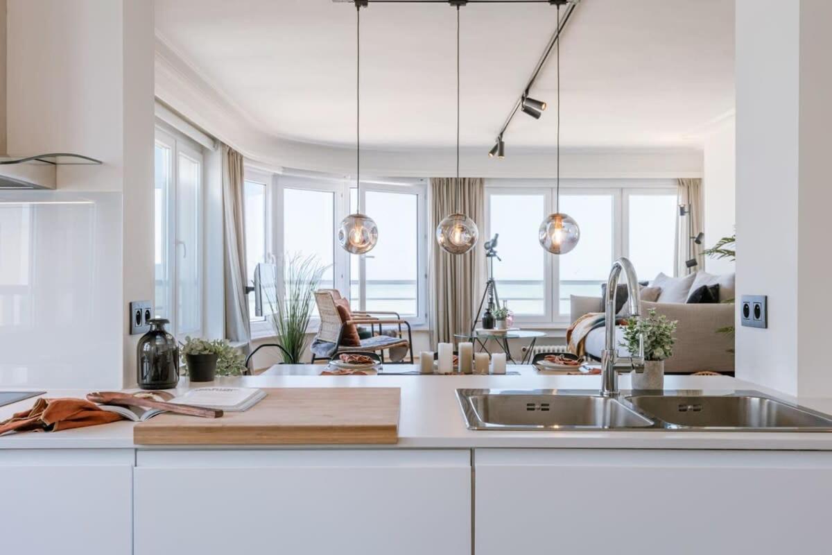 Huswell - Frontal seaview apartment in Ostend
