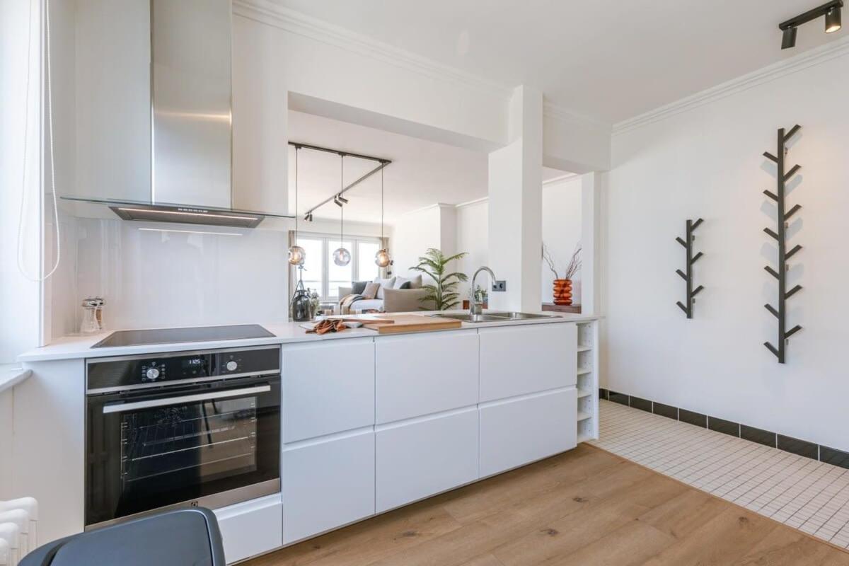 Huswell - Frontal seaview apartment in Ostend