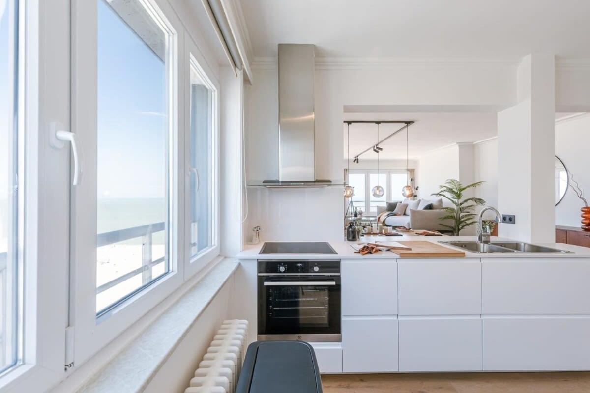 Huswell - Frontal seaview apartment in Ostend