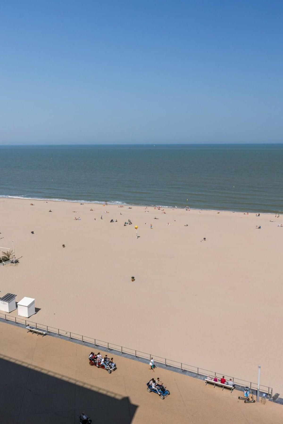 Huswell - Frontal seaview apartment in Ostend