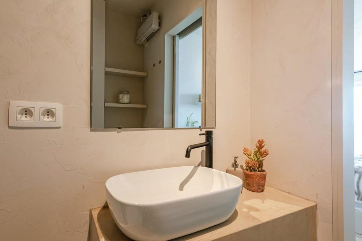 Huswell - Modern studio with magnificent seaview