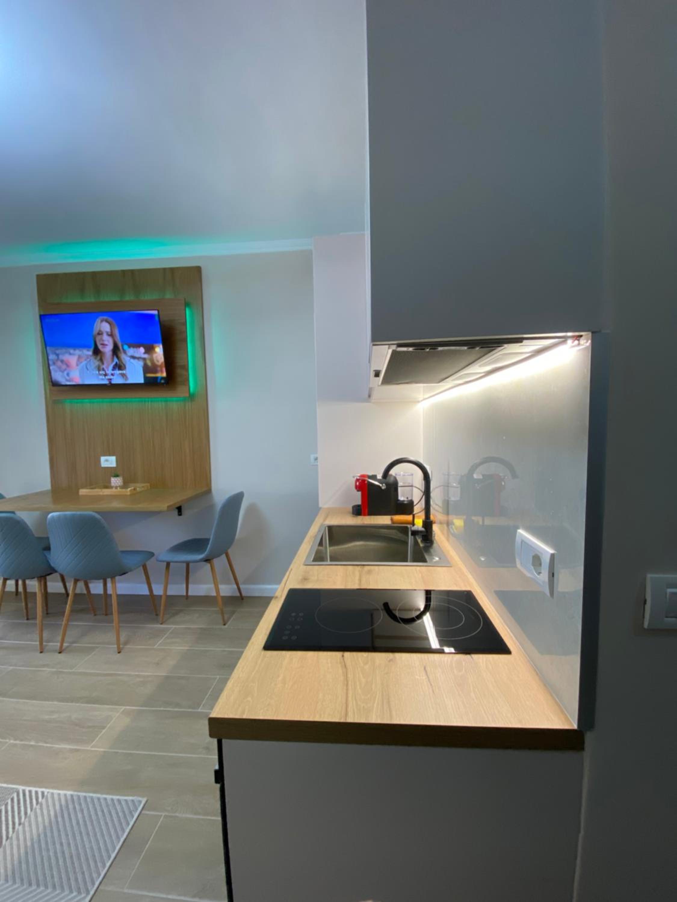 En's Beach Apartment (Two Steps From The Sea) Luxury Apartment in Mali i Robit, GOLEM