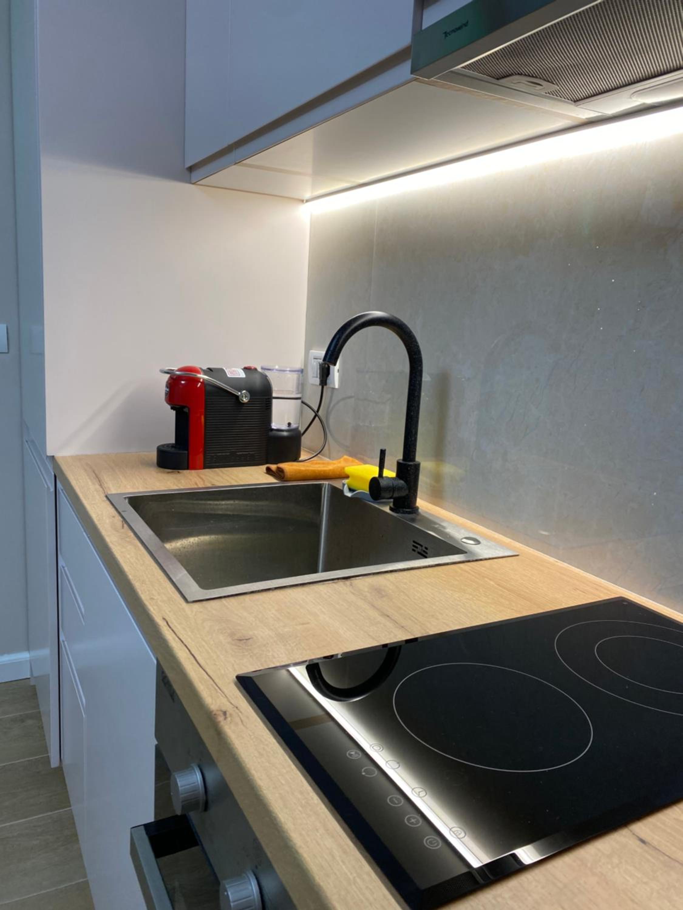 En's Beach Apartment (Two Steps From The Sea) Luxury Apartment in Mali i Robit, GOLEM