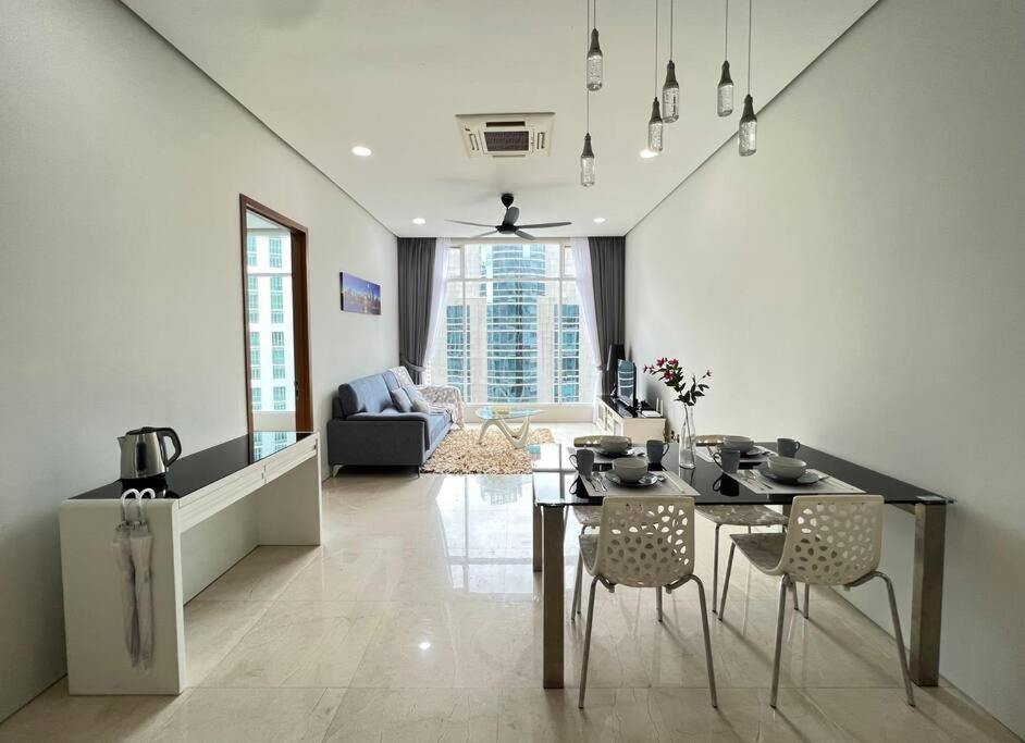5-8mins to Aquaria KLCC/KL Convention Ctre, 2 Beds
