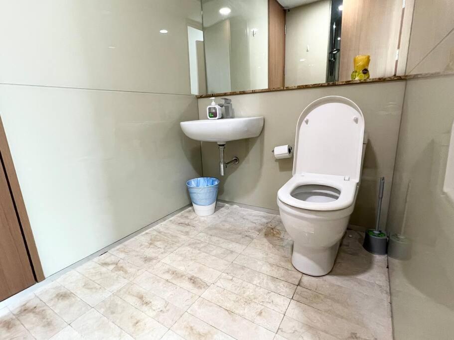 5-8mins to Aquaria KLCC/KL Convention Ctre, 2 Beds