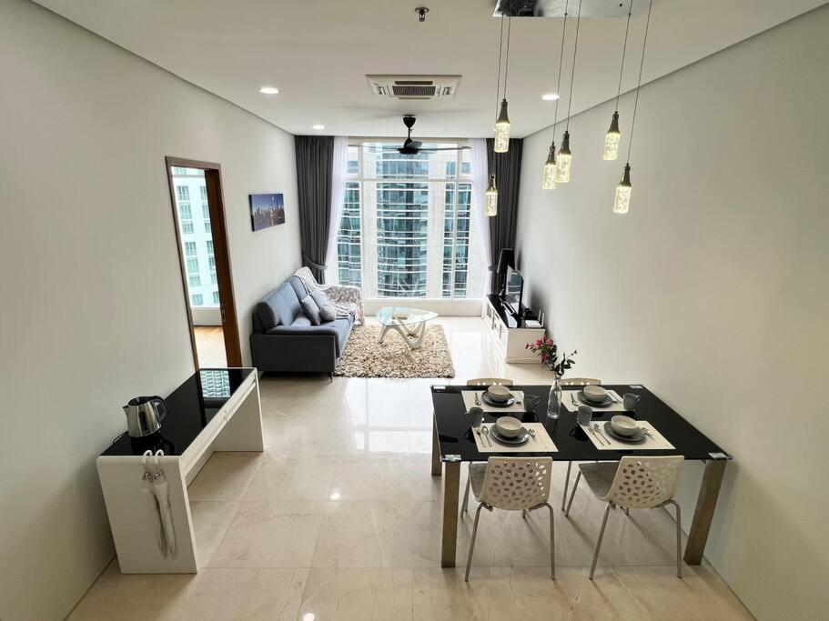 5-8mins to Aquaria KLCC/KL Convention Ctre, 2 Beds