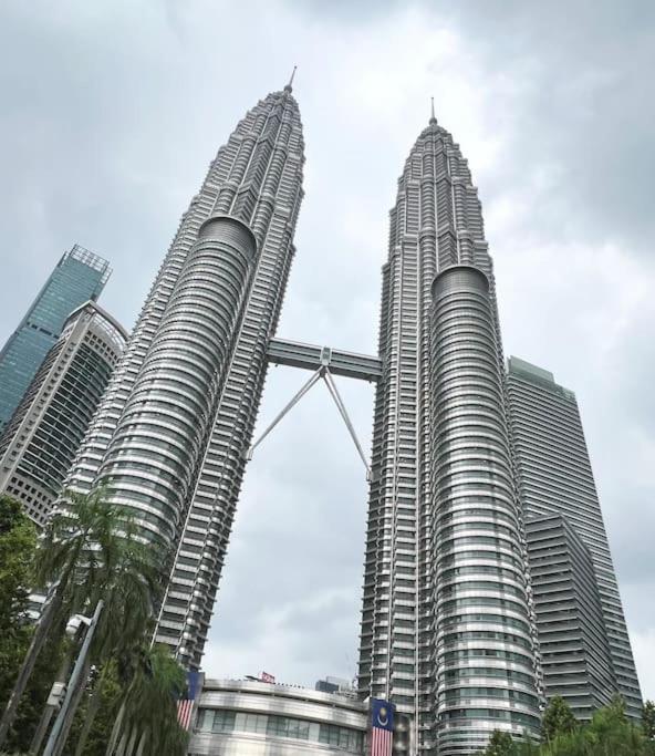 5-8mins to Aquaria KLCC/KL Convention Ctre, 2 Beds