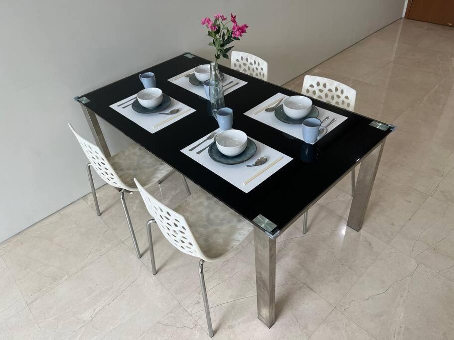 5-8mins to Aquaria KLCC/KL Convention Ctre, 2 Beds