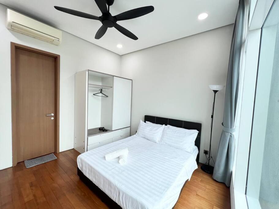 5-8mins to Aquaria KLCC/KL Convention Ctre, 2 Beds