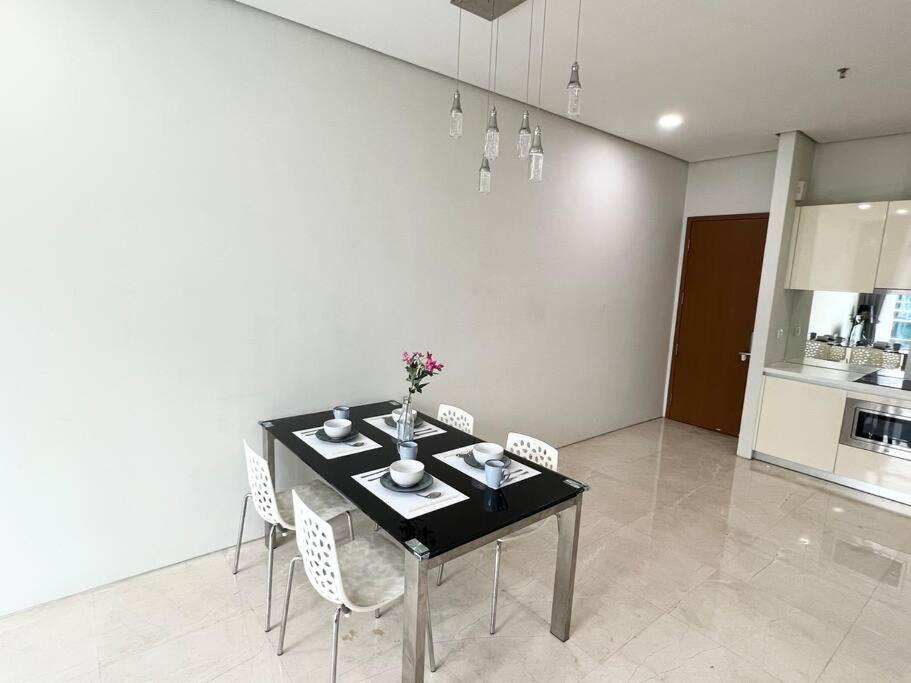 5-8mins to Aquaria KLCC/KL Convention Ctre, 2 Beds