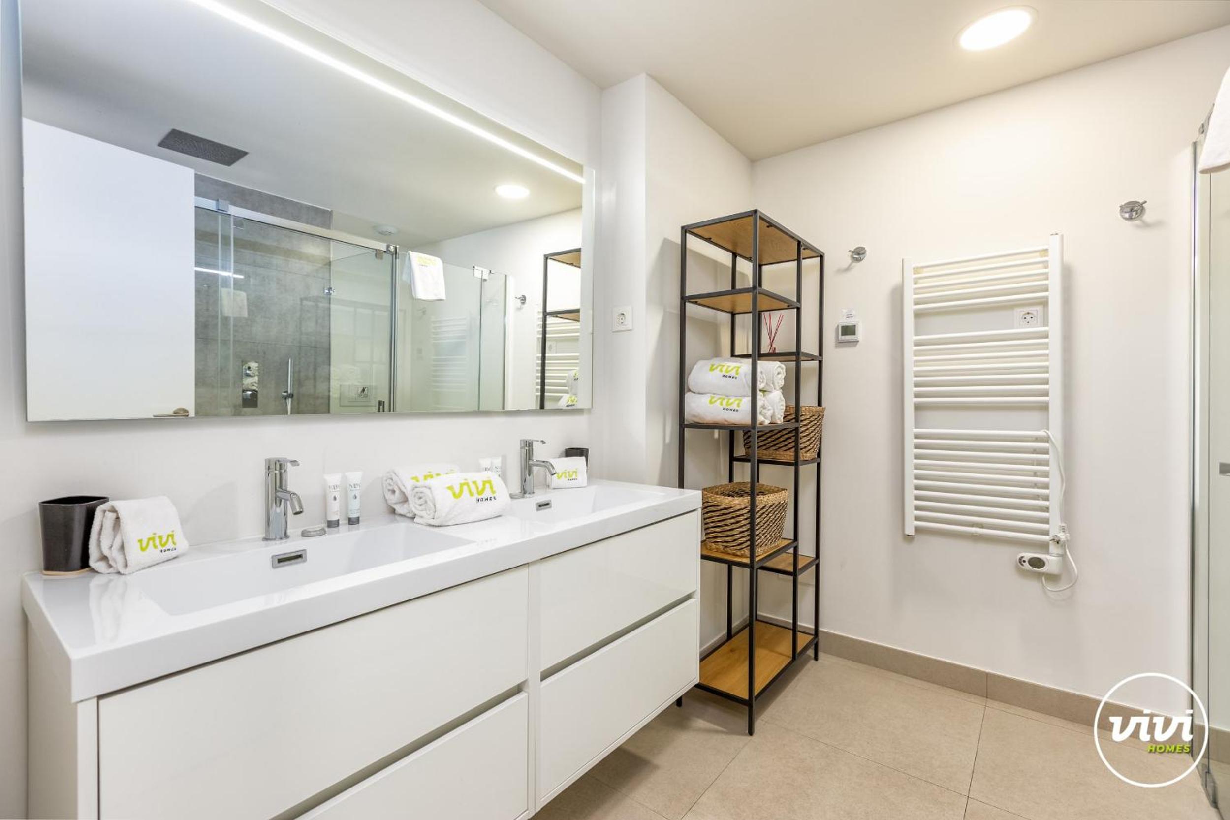 ViVi Homes - The Heights Pool, Gym, Sauna, Terrace & Sea View