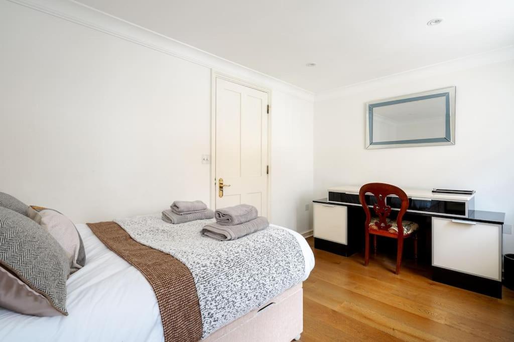 Spacious, Bright & Cosy ~ Ideal Victoria Location!