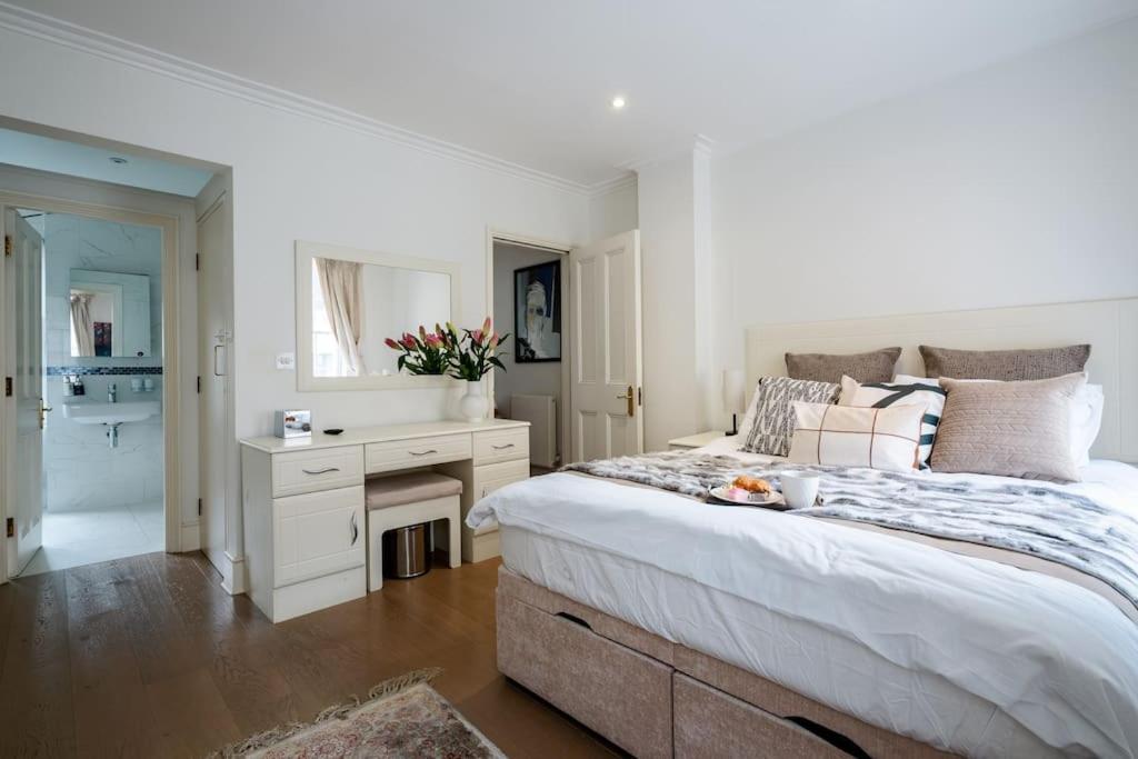 Spacious, Bright & Cosy ~ Ideal Victoria Location!