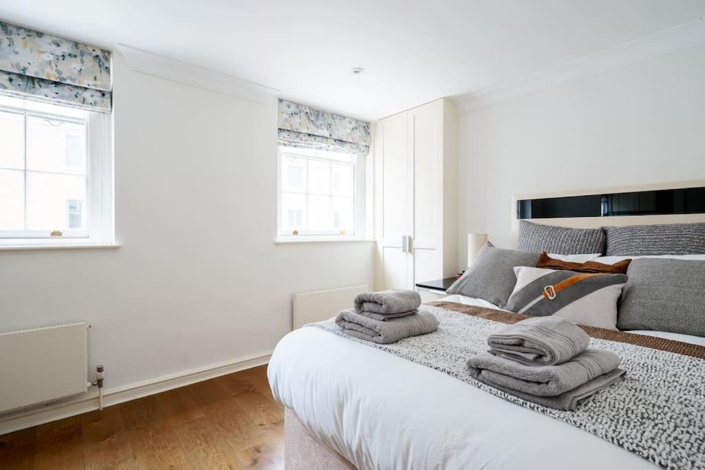 Spacious, Bright & Cosy ~ Ideal Victoria Location!
