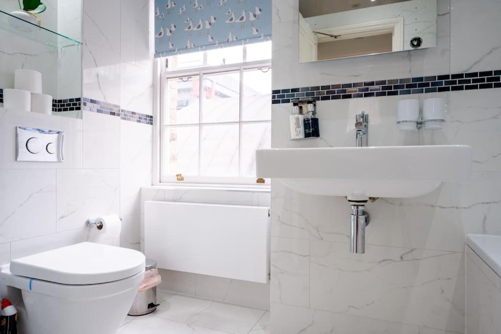 Spacious, Bright & Cosy ~ Ideal Victoria Location!