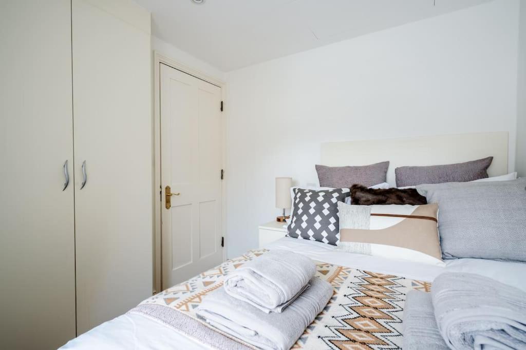 Spacious, Bright & Cosy ~ Ideal Victoria Location!