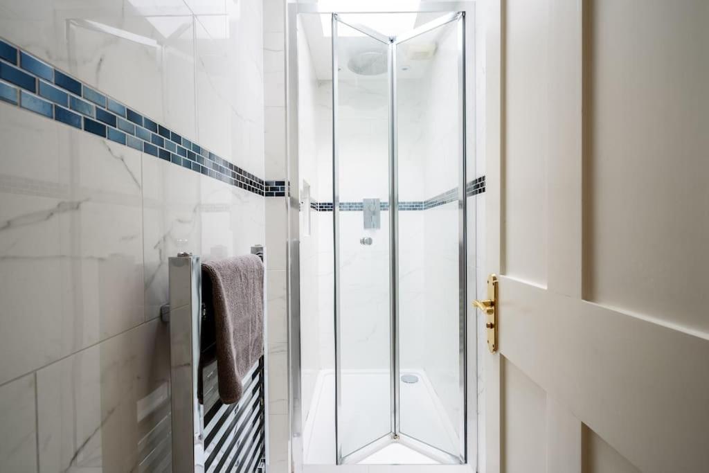 Spacious, Bright & Cosy ~ Ideal Victoria Location!