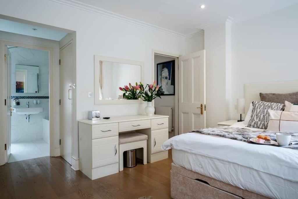 Spacious, Bright & Cosy ~ Ideal Victoria Location!