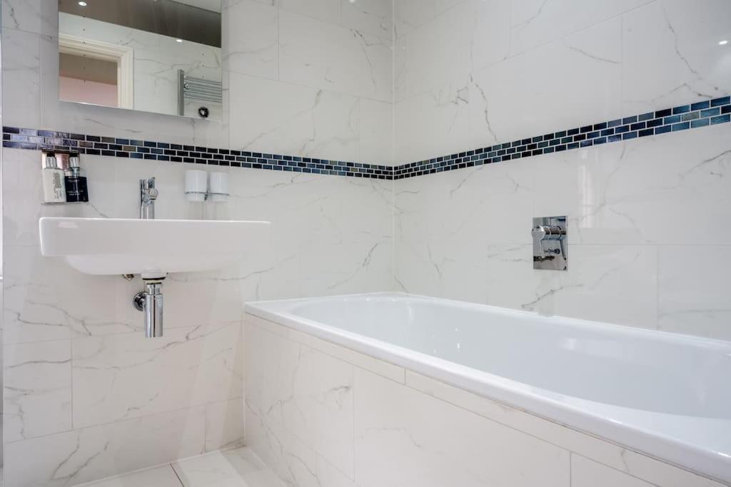 Spacious, Bright & Cosy ~ Ideal Victoria Location!
