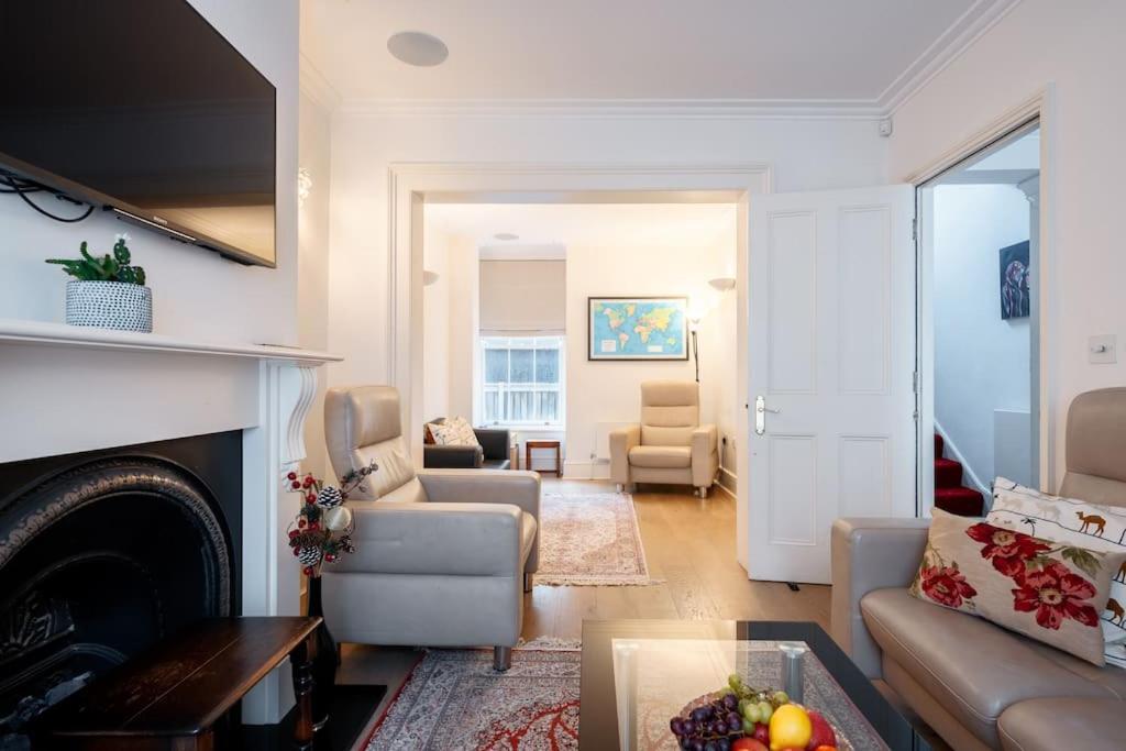Spacious, Bright & Cosy ~ Ideal Victoria Location!