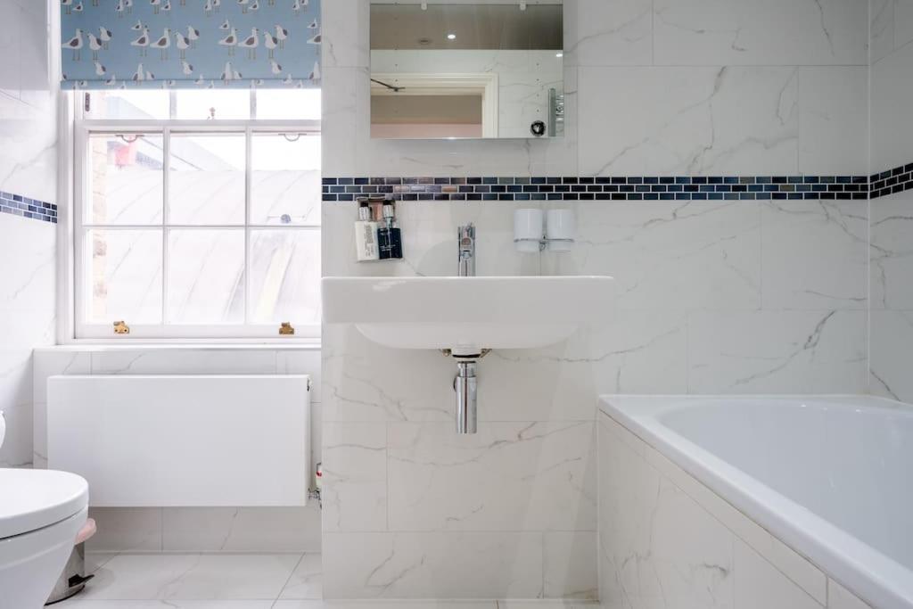 Spacious, Bright & Cosy ~ Ideal Victoria Location!