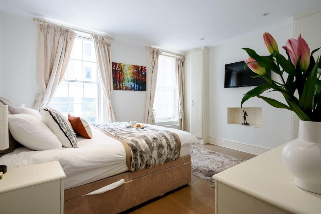 Spacious, Bright & Cosy ~ Ideal Victoria Location!