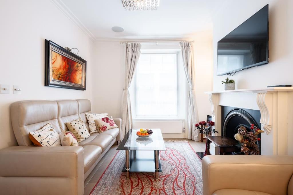Spacious, Bright & Cosy ~ Ideal Victoria Location!