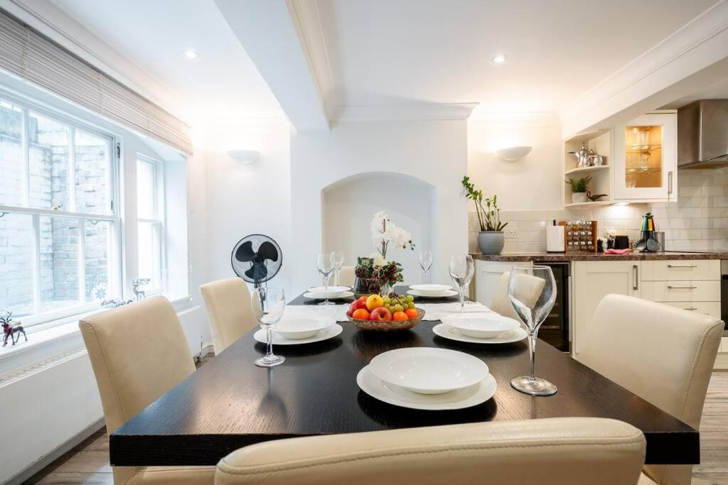 Spacious, Bright & Cosy ~ Ideal Victoria Location!