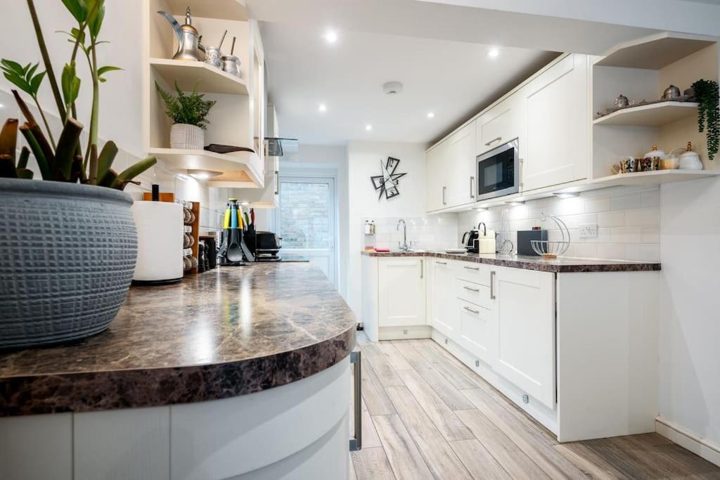 Spacious, Bright & Cosy ~ Ideal Victoria Location!