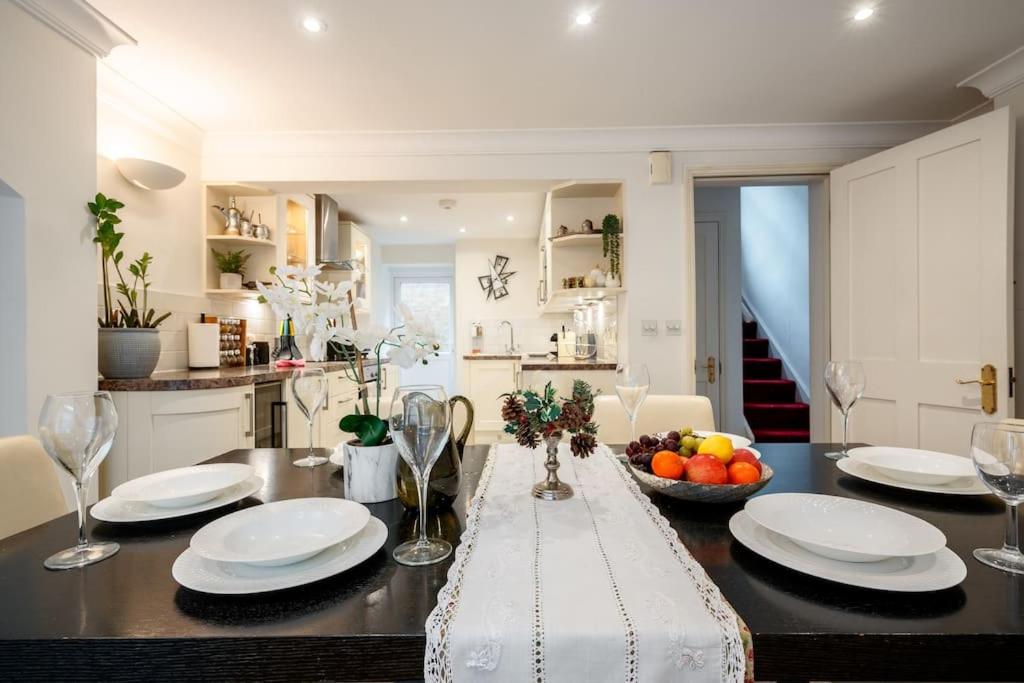 Spacious, Bright & Cosy ~ Ideal Victoria Location!
