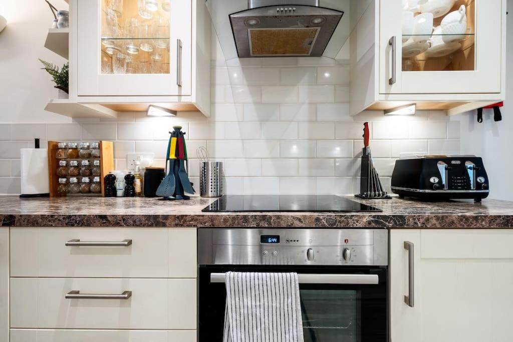 Spacious, Bright & Cosy ~ Ideal Victoria Location!