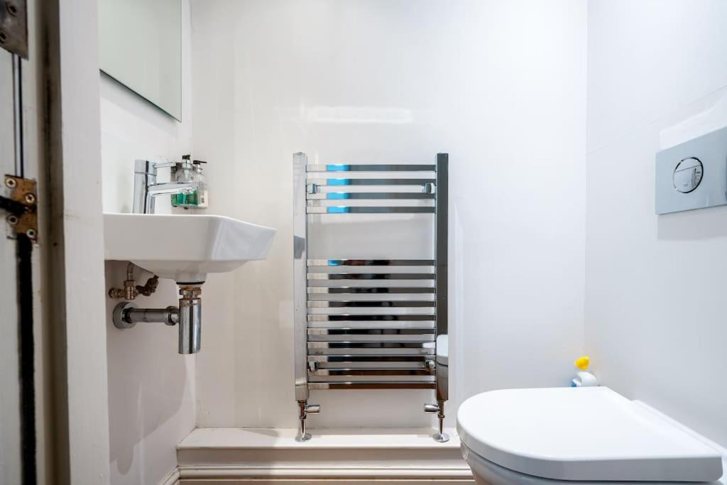Spacious, Bright & Cosy ~ Ideal Victoria Location!