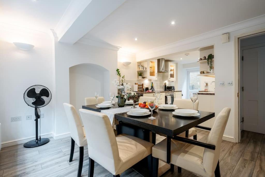Spacious, Bright & Cosy ~ Ideal Victoria Location!