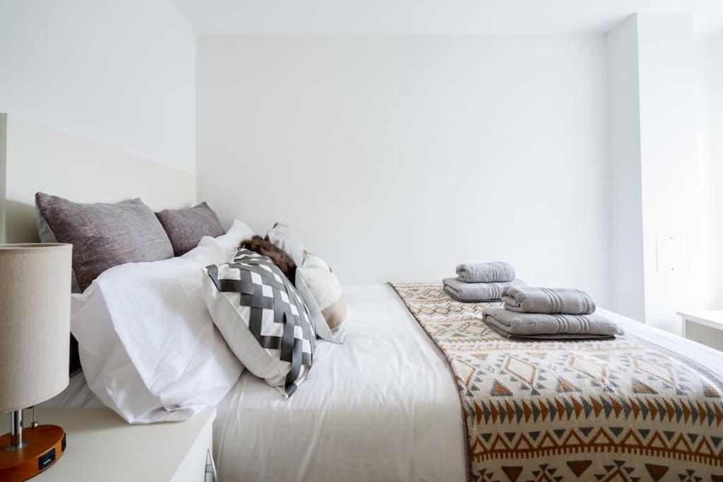 Spacious, Bright & Cosy ~ Ideal Victoria Location!