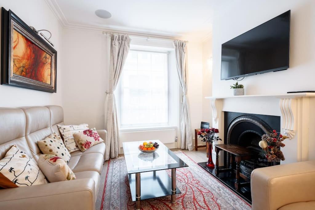 Spacious, Bright & Cosy ~ Ideal Victoria Location!
