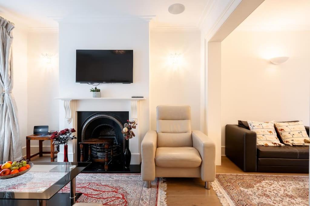Spacious, Bright & Cosy ~ Ideal Victoria Location!