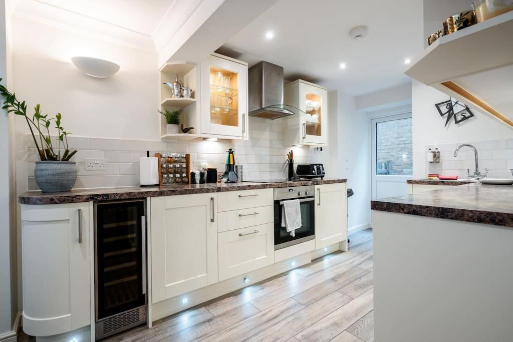 Spacious, Bright & Cosy ~ Ideal Victoria Location!